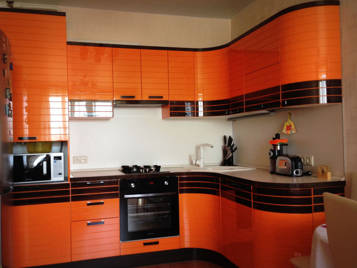 кухня оранжевая с барной стойкой