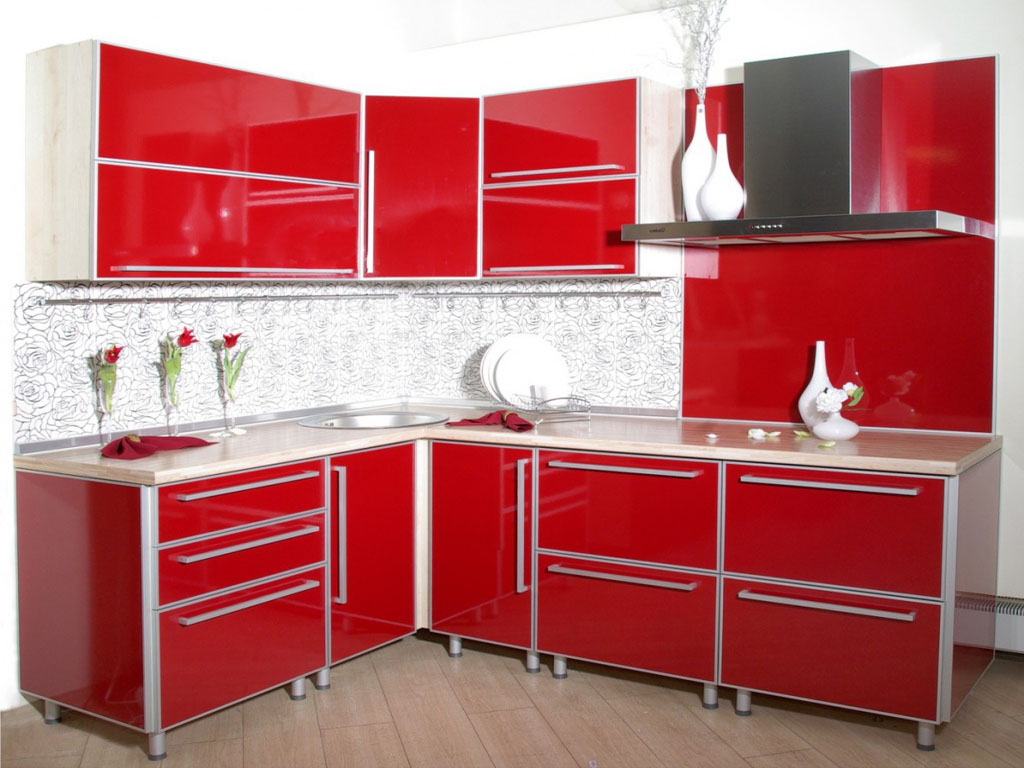Угловые кухни купить распродажа. Кухонные гарнитуры. Красный кухонный гарнитур. Красные кухни. Кухня угловая красная.